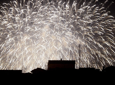 Imagen de los fuegos artificiales a la llegada de San Sebastián a su ermita.